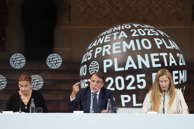 Press conference the day before the presentation of the 78th Planeta Novel Prize The president of Grupo Planeta, José Crehueras c , together with the writers Luz Gabás d , and Carmen Posadas i during a press conference the day before the presentation of the Planeta Prize, at the Palau de la Música, on 14 October 2025, in Barcelona, Catalonia Spain The Planeta Prize, which will be held tomorrow, 15 October, is the largest financial award in the world, surpassing the Nobel Prize, The winning novel is awarded 1,000,000Ä and the runner-up 200,000Ä It is not only a literary event, but also a social one, which fulfills the objective of placing the award-winning Spanish authors in levels of diffusion and popularity 14 OCTOBER 2025 Barcelona, Cata  Copyright: xDavidxZorrakinox 7026585