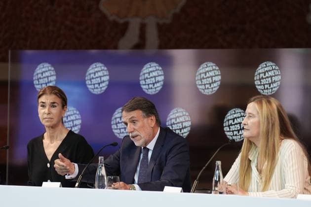 Press conference the day before the presentation of the 78th Planeta Novel Prize The president of Grupo Planeta, José Crehueras c , together with the writers Luz Gabás d , and Carmen Posadas i during a press conference the day before the presentation of the Planeta Prize, at the Palau de la Música, on 14 October 2025, in Barcelona, Catalonia Spain The Planeta Prize, which will be held tomorrow, 15 October, is the largest financial award in the world, surpassing the Nobel Prize, The winning novel is awarded 1,000,000Ä and the runner-up 200,000Ä It is not only a literary event, but also a social one, which fulfills the objective of placing the award-winning Spanish authors in levels of diffusion and popularity 14 OCTOBER 2025 Barcelona, Cata  Copyright: xDavidxZorrakinox 7026586