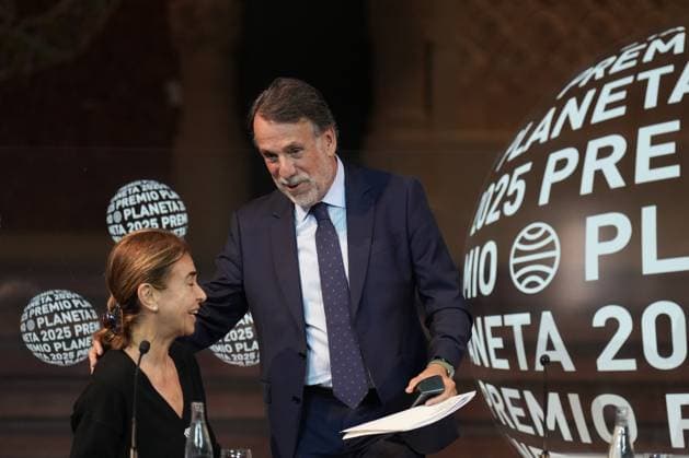 Press conference the day before the presentation of the 78th Planeta Novel Prize The president of Grupo Planeta, José Crehueras, and the writer Carmen Posadas during a press conference the day before the presentation of the Planeta Prize, at the Palau de la Música, on 14 October 2025, in Barcelona, Catalonia Spain The Planeta Prize, which will be held tomorrow, 15 October, is the largest financial award in the world, surpassing the Nobel Prize, The winning novel is awarded 1,000,000Ä and the runner-up 200,000Ä It is not only a literary event, but also a social one, which fulfills the objective of placing the award-winning Spanish authors in levels of diffusion and popularity 14 OCTOBER 2025 Barcelona, Catalunya Barcelona, Catalunya Espana  Copyright: xDavidxZorrakinox 7026587