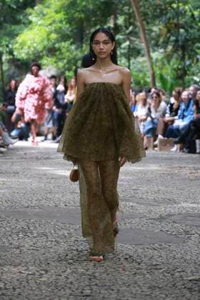 Flavia Aranha s fashion show at SPFW No. 60 in Sao Paulo Sao Paulo (SP), 10 14 2025 - fashion fashion show Flavia Aranha Flavia Aranha fashion show at Sao Paulo Fashion Week - SPFW N60, at Trianon Park, in the Cerqueira Cesar neighborhood in Sao Paulo, this Tuesday, October 14, 2025. (Foto: Leco Viana Thenews2 imago images) Flavia Aranha s fashion show at SPFW No. 60 in Sao Paulo  Copyright: xLecoxVianax