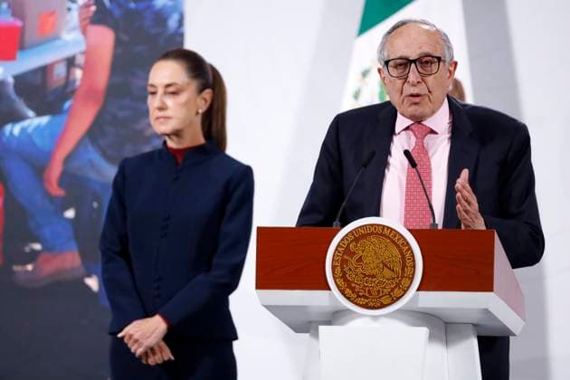 Mexico™s President Claudia Sheinbaum Holds Briefing Mexico s Health Minister, David Kershenobich Stalnikowitz speaks about the health measures being taken to assist the population due to flooding in the affected states, during a press conference at the National Palace on October 14, 2025, in Mexico City, Mexico. (Photo by Luis Barron Eyepix Group) Copyright: xLuisxBarronx xEyepixxGroupx LB_14102025_171665