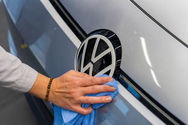 VW Werk in Zwickau Elektroautomobilproduktion in den Montagehallen von VW in Zwickau. VW Logo. Zwickau Sachsen Deutschland *** VW plant in Zwickau Electric car production in the VW assembly halls in Zwickau VW logo Zwickau Saxony Germany