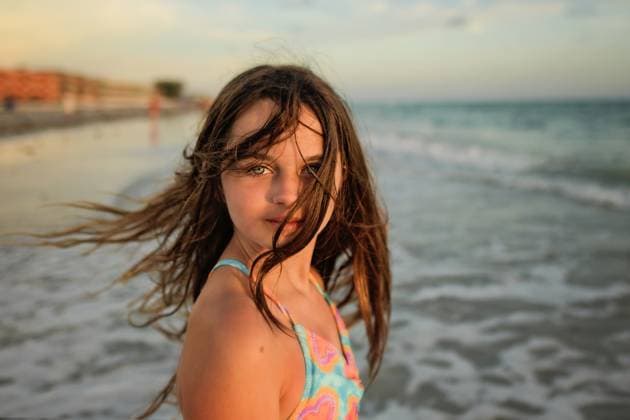 Close up portrait beautiful young girl hair blowing on beach Ann Anna Maria, Florida, United States CR_JOKU251013B-1844023-01 ,model released, Symbolfoto