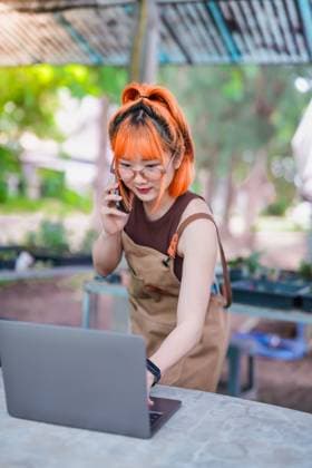 Eine asiatische Geschäftsfrau nutzt das Telefon für den Online-Verkauf in ihrem umweltfreundlichen Kaktusladen. Asian Woman Business Owner Using Phone for Online Sales at Her Eco-Friendly Cactus Shop Market (License=RF) ,model released, Symbolfoto Copyright: xZoonar.com SirijitxJongcharoenkulchaix 24062216 ,model released, Symbolfoto ,property released