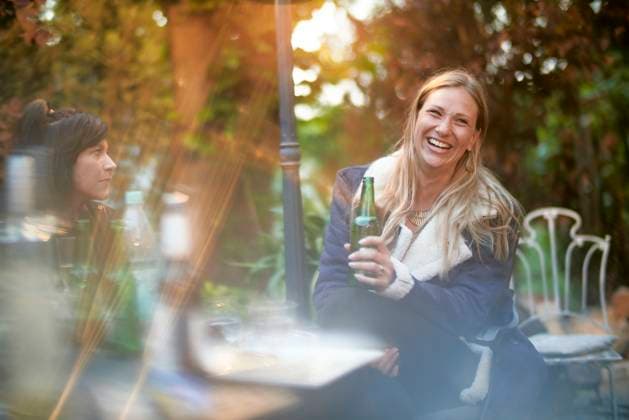 IMAGO Creative, Lifestyle, Feste im Garten #2 happy woman at garden party with a drink Cottbus, Brandenburg, Germany CR_YGXJ251008B-1854479-01 ,model released, Symbolfoto ,property released