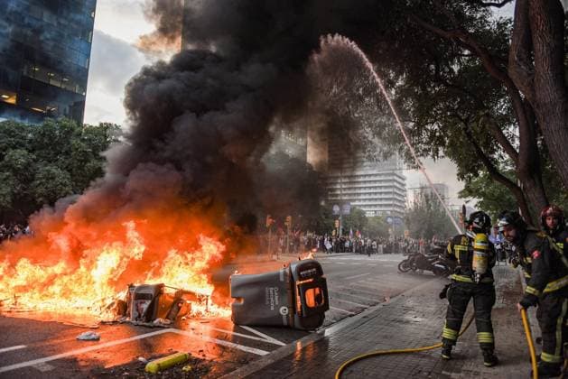 Unitary demonstration in Barcelona in favor of Palestine Firefighters extinguish the barricades of burned containers, during a unitary march of pro-Palestinian entities, organized by Prou complicitat amb Israel, in favor of Palestine, on October 15, 2025, in Barcelona, Catalonia Spain Today is called a general and student strike throughout Spain in support of the Palestinian people and in protest against the genocide in Gaza The call, promoted by several unions and pro-Palestinian associations, combines demonstrations, 24-hour strikes and partial stoppages called by UGT and CCOO The day, which seeks to make visible, according to its promoters, international complicity with the attacks in Gaza, comes just after the announcement of a first p  Copyright: xAlbertoxParedesx 7029411