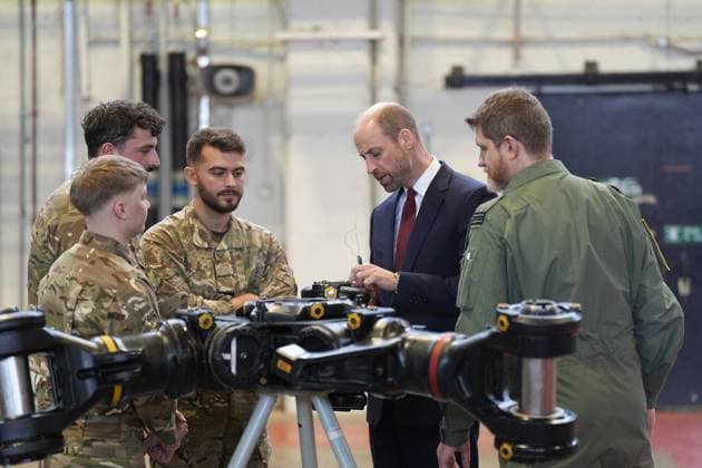 . 15 10 2025. Wallingford, United Kingdom. Prince William and Crown Prince Hussein of Jordan during a visit to RAF Benson in Wallingford, United Kingdom.  xPoolx xi-Imagesx IIM-26304-0003