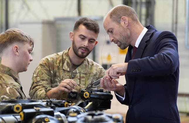 . 15 10 2025. Wallingford, United Kingdom. Prince William and Crown Prince Hussein of Jordan during a visit to RAF Benson in Wallingford, United Kingdom.  xPoolx xi-Imagesx IIM-26304-0021