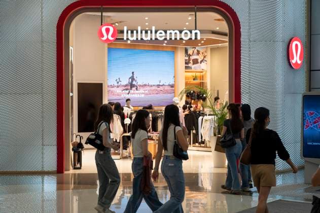 Brands and logos in Hong Kong, China - 14 Oct 2025 Shoppers are seen at the Canadian sportswear clothing band, Lululemon, store in Hong Kong. Hong Kong China Copyright: xSebastianxNgx xSOPAxImagesx SN_Lululemon9280