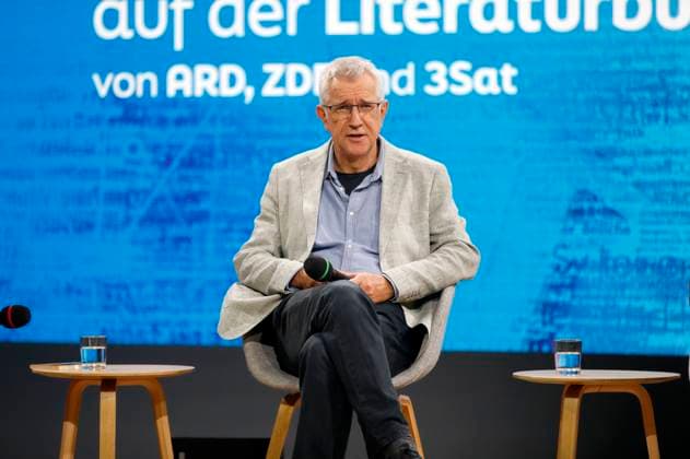 Helmut Böttiger auf der Literaturbühne von ARD, ZDF und 3sat bei der 77. Frankfurter Buchmesse 2025 auf dem Messegelände. Frankfurt am Main, 15.10.2025 *** Helmut Böttiger on the literary stage of ARD, ZDF and 3sat at the 77 Frankfurt Book Fair 2025 on the exhibition grounds in Frankfurt am Main, 15 10 2025 Foto:xAgenturxWehnertx xGränzdörferx xFuturexImagex buchmesse_5005