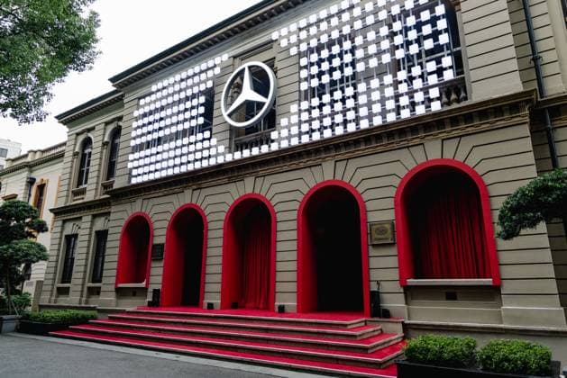 VIDEO: Fans drool over Mercedes’ jaw-dropping Vision Iconic concept car Story from Jam Press (Mercedes Concept Release) Pictured: The world premiere of the Vision Iconic in Shanghai 2025. VIDEO: Fans drool over Mercedes’ jaw-dropping Vision Iconic concept car Mercedes has unveiled a stunning new concept motor that’s left car lovers around the world drooling. The Mercedes-Benz Vision Iconic pays tribute to the brand’s rich history while offering a bold glimpse into its high-tech future. The breathtaking two-door coupé showcases how the German giant’s cars of tomorrow could look - and fans can’t get enough of it. The sleek motor boasts a gigantic grille inspired by classics like the W108, W111 and 600 Pullman - complete with a chrome f  Copyright: xJamxPress Mercedes-BenzxAG