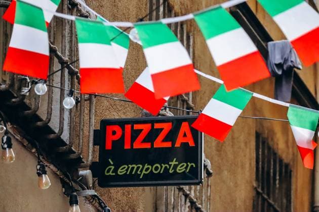 Pizzeria-Schild mit italienischen Flaggen (genaue Übersetzung aus dem Französischen - Pizza zum Mitnehmen) Pizzeria sign with Italian flags (exact translation from French - Pizza to go) (License=RM) Copyright: xZoonar.com AndreixAntipovx 23930863