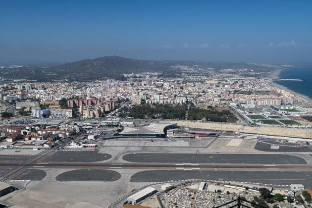 Gibraltar GIB, Themenbild Reisen, Gibraltar, 14.10.2025. Die Flugzeug Landebahn bildet die Grenze zu Spanien GIB, Themenbild Reisen, Gibraltar, 14.10.2025. *** Gibraltar GIB, Theme picture Travel, Gibraltar, 14 10 2025 The airplane runway forms the border with Spain GIB, Theme picture Travel, Gibraltar, 14 10 2025 Copyright: xEibner-Pressefoto HeikexFeinerx EP_HFR