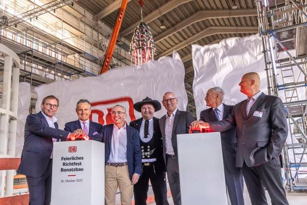 Bahnhof der Zukunft: Bahn feiert Richtfest am historischen Bonatzbau in Stuttgart. Von links Jens Borgschulte, Mitglied des Vorstands Ed. Züblin AG, Dr. Frank Nopper, OB Stuttgart, Ralf Thieme, Vorstand Personenbahnhöfe DB InfraGO AG, Oberpolier Steffen Kuder, Berthold Frieß, Ministerialdirektor im Verkehrsministerium BW, Bernhard Bauer, Vorsitzender Bahnprojekt Stuttgart Ulm, Olaf Drescher, Vorsitzender der Geschäftsführung der DB Projekt Stuttgart Ulm GmbH . 16.10.2025. Stuttgart, Baden-Württemberg, Deutschland *** Railroad station of the future Railway celebrates topping-out ceremony at the historic Bonatzbau in Stuttgart From left Jens Borgschulte, Member of the Management Board Ed Züblin AG, Dr Frank Nopper, Mayor of Stu