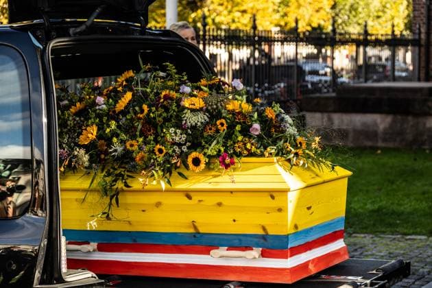 Funeral Of Jorgen Leth In Copenhagen The coffin of Danish poet and film director Jorgen Leth is carried out of the Garnison Church (Garnisons Kirke or Garnisonskirken) after his funeral service at Sankt Annae Plads in Copenhagen, Denmark, on October 16, 2025. Leth dies on September 29, 2025, at the age of 88. Copenhagen Denmark  Copyright: xKristianxTuxenxLadegaardxBergx originalFilename: berg-funeralo251016_npMv7.jpg