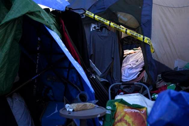October 16, 2025, Toronto, On, Canada: Caution tape is placed around a tent as Toronto city workers prepare to clear the unhoused persons encampment at St. Stephen-in-the-Fields Church, in Toronto, on Thursday, Oct. 16, 2025. Toronto Canada  - ZUMAc35_ 20251016_zaf_c35_018 Copyright: xChrisxYoungx