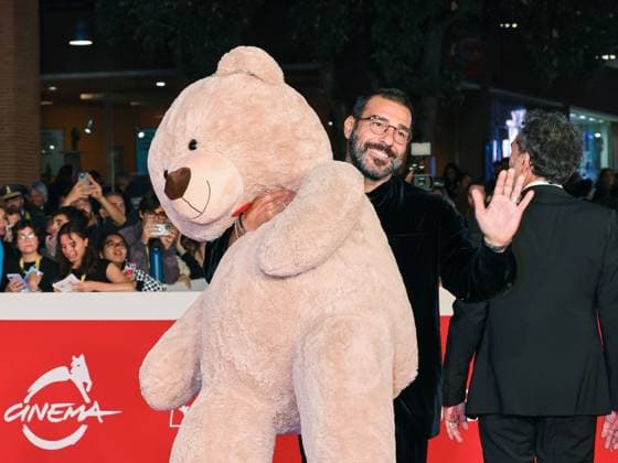 Entertainment Bilder des Tages Rome, Italy, Italy: Rome Cinema Fest 2025, day 2, Red Carpet for the film Per Te. Pictured: Edoardo Leo with a giant teddy bear. Rome Italy  - ZUMAp169 20251016_zea_p169_844 Copyright: xMarcoxProvvisionatox