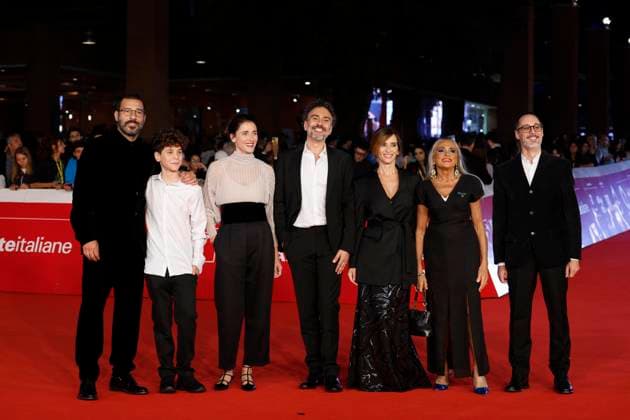 October 16, 2025, Rome, ITALY: (L-R) Edoardo Leo, Javier Francesco Leoni, Eleonora Giovanardi, Alessandro Aronadio, Teresa Saponangelo, Guia Jelo and Daniele Parisi arrive for the screening of the movie ˜Per te™ at the 20th annual Rome International Film Fest in Rome, Italy, 16 October 2025. The Festa del Cinema di Roma runs from 15 to 26 October 2025. ANSA FABIO FRUSTACI. Rome ITALY - ZUMAa110 20251016_zaf_a110_064 Copyright: xAnsa FabioxFrustacix