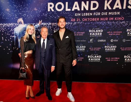 World premiere of the concert film 50 JAHRE ROLAND KAISER EIN LEBEN FÜR DIE MUSIK Münster, 16 10 2025 Roland Kaiser with his children Jan and Annalena Keiler at the world premiere of the Roland Kaiser movie 50 Jahre Roland Kaiser Ein Leben für die Musik at Cineplex Kino Münster Nordrhein Westfalen Germany Copyright: xMatthiasxGränzdörferx