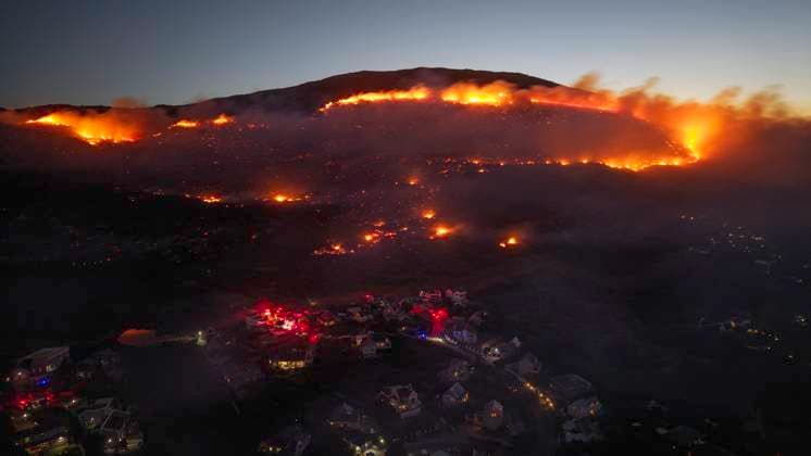 News Bilder des Tages Fire in Capri, Cape Town, South Africa A bush fire in the Table Mountain National Park (TMNP) fanned by strong South Easterly winds heads towards the suburb of Capri, Cape Town, South Africa on October 16, 2025. Emergency services battled the blaze to keep it from consuming houses. Current firefighting resources include over 60 ground crew firefighters and vehicles from SANParks, the City of Cape Town, Newlands Working on Fire, Provincial Disaster Management, and the Volunteer Wildfire Services, with a drone surveillance unit deployed to assist with real-time aerial monitoring and tactical coordination, and residential protection operations currently underway using City of Cape Town resources. Cape Town South Africa  Copyright: xMatrixxImages NicxBothmax
