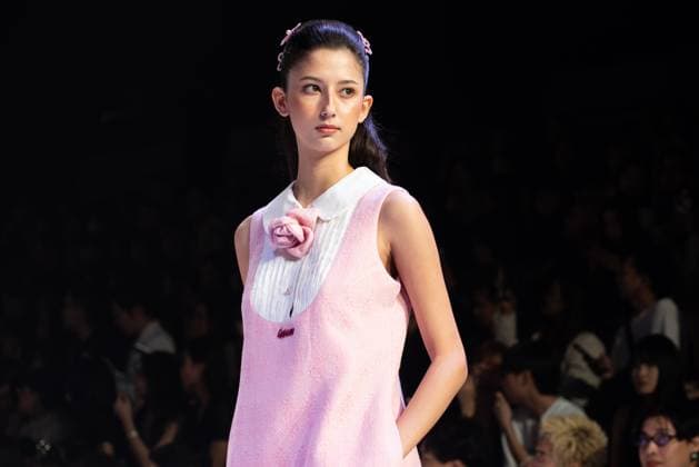 The Bangkok International Fashion Week 2025 in Bangkok - 16 Oct 2025 A model presents a creation by ISSUE during the Bangkok International Fashion Week 2025 at Siam Paragon shopping mall in Bangkok. The Bangkok International Fashion Week 2025 starts from 16 to 19 October 2025 at Siam Paragon under the theme Fashionably Extraordinary . Bangkok Thailand Copyright: xPeeraponxBoonyakiatx xSOPAxImagesx BKKFashionWeek-3