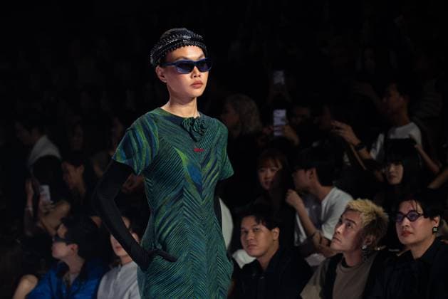 The Bangkok International Fashion Week 2025 in Bangkok - 16 Oct 2025 A model presents a creation by ISSUE during the Bangkok International Fashion Week 2025 at Siam Paragon shopping mall in Bangkok. The Bangkok International Fashion Week 2025 starts from 16 to 19 October 2025 at Siam Paragon under the theme Fashionably Extraordinary . Bangkok Thailand Copyright: xPeeraponxBoonyakiatx xSOPAxImagesx BKKFashionWeek-4