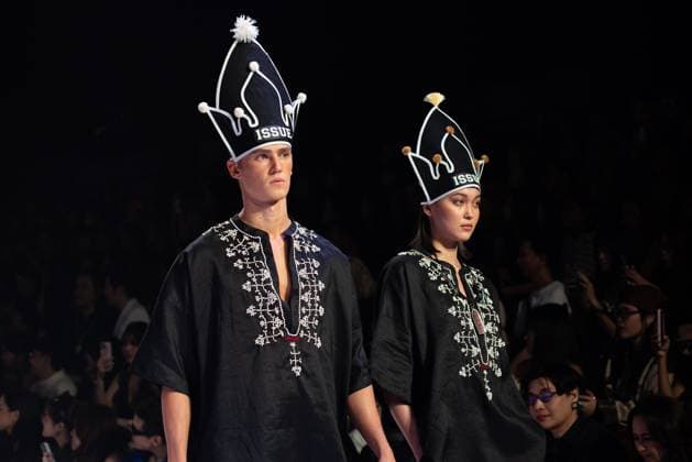 The Bangkok International Fashion Week 2025 in Bangkok - 16 Oct 2025 Models present a creation by ISSUE during the Bangkok International Fashion Week 2025 at Siam Paragon shopping mall in Bangkok. The Bangkok International Fashion Week 2025 starts from 16 to 19 October 2025 at Siam Paragon under the theme Fashionably Extraordinary . Bangkok Thailand Copyright: xPeeraponxBoonyakiatx xSOPAxImagesx BKKFashionWeek-5