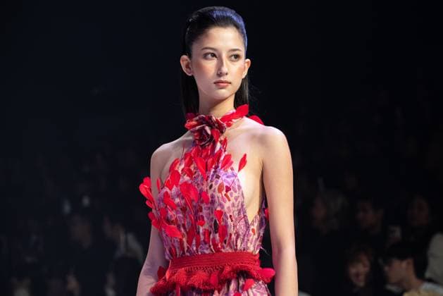 The Bangkok International Fashion Week 2025 in Bangkok - 16 Oct 2025 A model presents a creation by ISSUE during the Bangkok International Fashion Week 2025 at Siam Paragon shopping mall in Bangkok. The Bangkok International Fashion Week 2025 starts from 16 to 19 October 2025 at Siam Paragon under the theme Fashionably Extraordinary . Bangkok Thailand Copyright: xPeeraponxBoonyakiatx xSOPAxImagesx BKKFashionWeek-7