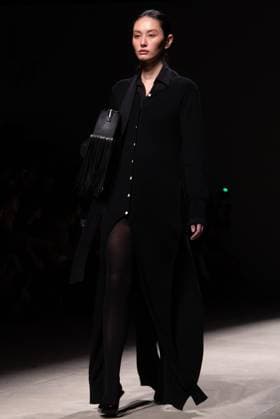 The Bangkok International Fashion Week 2025 in Bangkok - 16 Oct 2025 A model presents a creation by Greyhound Original during the Bangkok International Fashion Week 2025 at Siam Paragon shopping mall in Bangkok. The Bangkok International Fashion Week 2025 starts from 16 to 19 October 2025 at Siam Paragon under the theme Fashionably Extraordinary . Bangkok Thailand Copyright: xPeeraponxBoonyakiatx xSOPAxImagesx BKKFashionWeek-Mark-4