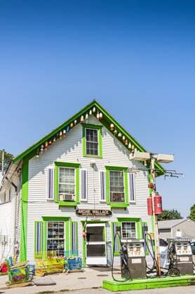 Historischer Gemischtwarenladen mit Tankstelle in der Kleinstadt Friendship, Maine, USA Historischer Gemischtwarenladen mit Tankstelle in der Kleinstadt Friendship, Maine (License=RM) Copyright: xZoonar.com ConnyxPokornyx 23938597