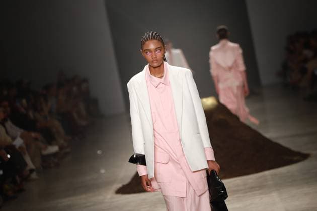 Leandro Castro s fashion show at SPFW No. 60 in Sao Paulo Sao Paulo (SP), 10 16 2025 - Fashion Fashion Show King Boy Leandro Castro fashion show at Sao Paulo Fashion Week - SPFW N60, at Pacubra in Ibirapuera Park in Sao Paulo, this Thursday, October 16, 2025. (Foto: Fabricio Bomjardim Thenews2 imago images) Leandro Castro s fashion show at SPFW No. 60 in Sao Paulo  Copyright: xFABRICIOxBOMJARDIMx