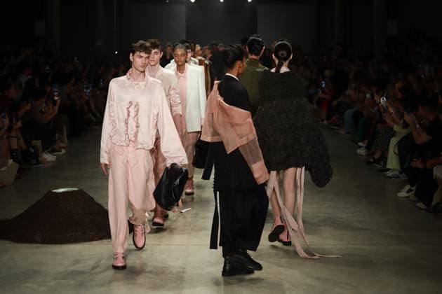 Leandro Castro s fashion show at SPFW No. 60 in Sao Paulo Sao Paulo (SP), 10 16 2025 - Fashion Fashion Show King Boy Leandro Castro fashion show at Sao Paulo Fashion Week - SPFW N60, at Pacubra in Ibirapuera Park in Sao Paulo, this Thursday, October 16, 2025. (Foto: Fabricio Bomjardim Thenews2 imago images) Leandro Castro s fashion show at SPFW No. 60 in Sao Paulo  Copyright: xFABRICIOxBOMJARDIMx