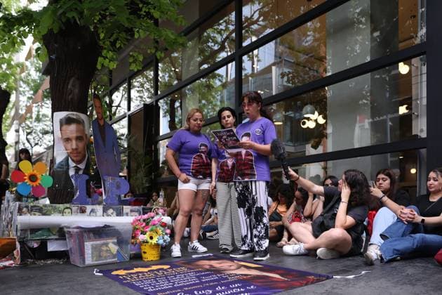 Commemoration for British singer Liam Payne in Buenos Aires BUENOS AIRES, ARGENTINA - OCTOBER 16: Fans of British singer Liam Payne gather outside the CasaSur hotel in Buenos Aires to commemorate the first anniversary of the former One Direction member’s death, in Buenos Aires, Argentina, on October 16, 2025. Hundreds of admirers brought flowers, candles, and posters to the site where Payne passed away in 2024, turning the tribute into an emotional evening of remembrance and music. Many fans traveled from different provinces to participate in the vigil, singing his songs and sharing memories of the artist. Luciano Gonzalez Anadolu Buenos Aires Argentina. Editorial use only. Please get in touch for any other usage.  Copyright: x2025xAnadoluxLucianoxGonzalezx
