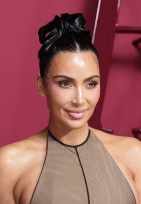 LOS ANGELES, CA - OCTOBER 16: Kim Kardashian at the world premiere of Hulu s ˜All s Fair™ at the DGA theatre in Los Angeles, California on October 16, 2025. Copyright: xCrashx xMediaPunchx