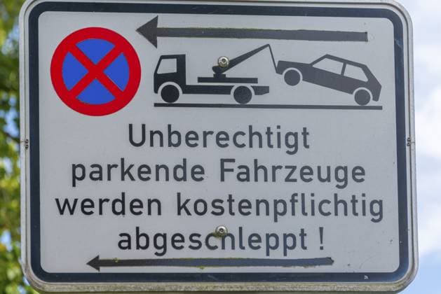 Verkehrsschild am Holtenauer Hafen, Parkverbot, Abschleppen unberechtigter Fahrzeuge, Bild, Abschleppwagen, Ostsee, Kieler Förde, Kiel, Ortsteil Holtenau, Schleswig-Holstein, Deutschland Traffic sign at Holtenauer Hafen, parking ban, towing unauthorized vehicles, picture, tow truck, Baltic Sea, Kiel Fjord, Kiel, Holtenau district, Schleswig-Holstein, Germany Copyright: imageBROKER WolfgangxDiederich ibldie15369803.jpg