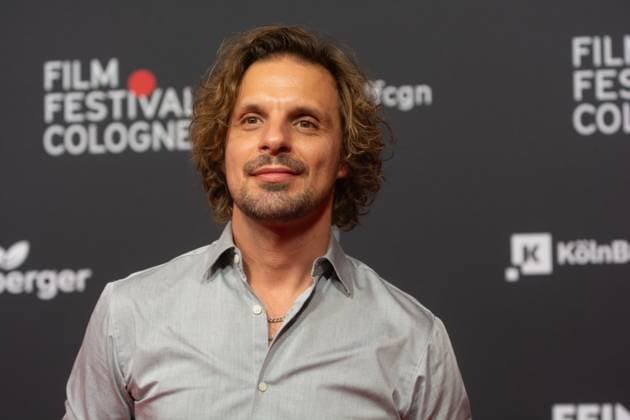Red Carpet Before The Award Ceremony For Cologne Film Festival 2025 Chris Schulz, a German actor, poses for pictures during the red carpet before the award ceremony of the Cologne Film Festival 2025 at Film Palast in Cologne, Germany, on October 26, 2025. cologne Germany  Copyright: xYingxTangx originalFilename: tang-notitle251016_npn8c.jpg