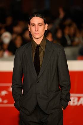 News - Rome Film Festival 2025 Andrea Carpenzano attends the red carpet of the movie Breve Storia d™Amore  during the 20th Rome Film Fest at Auditorium Parco della Musica on October 16, 2025 in Rome, Italy. Rome Auditorium Parco della Musica Italy Copyright: xFabrizioxCorradettix xLiveMediax LPN_2081382