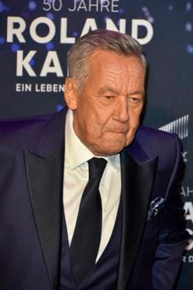 abb Roland Kaiser the pop singer on the red carpet at the world premiere of the movie 50 Jahre Roland Kaiser Ein Leben fuer die Musik at the cinema Cineplex on 16 10,2025 in Muenster NRW Germany