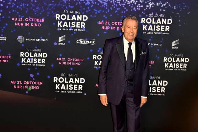 abb Roland Kaiser the pop singer on the red carpet at the world premiere of the movie 50 Jahre Roland Kaiser Ein Leben fuer die Musik at the cinema Cineplex on 16 10,2025 in Muenster NRW Germany
