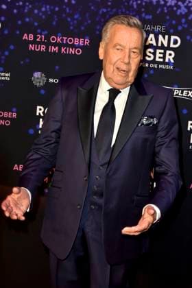 abb Roland Kaiser the pop singer on the red carpet at the world premiere of the movie 50 Jahre Roland Kaiser Ein Leben fuer die Musik at the cinema Cineplex on 16 10,2025 in Muenster NRW Germany
