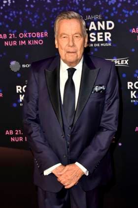 abb Roland Kaiser the pop singer on the red carpet at the world premiere of the movie 50 Jahre Roland Kaiser Ein Leben fuer die Musik at the cinema Cineplex on 16 10,2025 in Muenster NRW Germany