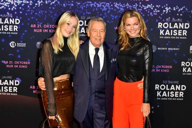 abb Roland Kaiser with daughter Annalena and Saskia Leppin Saengerin der Schlagersaenger on the red carpet at the world premiere of the movie 50 Jahre Roland Kaiser Ein Leben fuer die Musik at the cinema Cineplex on 16 10,2025 in Muenster NRW Germany