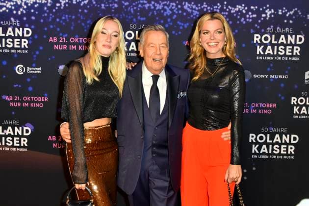 abb Roland Kaiser with daughter Annalena and Saskia Leppin Saengerin der Schlagersaenger on the red carpet at the world premiere of the movie 50 Jahre Roland Kaiser Ein Leben fuer die Musik at the cinema Cineplex on 16 10,2025 in Muenster NRW Germany