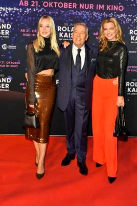 abb Roland Kaiser with daughter Annalena and Saskia Leppin Saengerin der Schlagersaenger on the red carpet at the world premiere of the movie 50 Jahre Roland Kaiser Ein Leben fuer die Musik at the cinema Cineplex on 16 10,2025 in Muenster NRW Germany