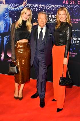 abb Roland Kaiser with daughter Annalena and Saskia Leppin Saengerin der Schlagersaenger on the red carpet at the world premiere of the movie 50 Jahre Roland Kaiser Ein Leben fuer die Musik at the cinema Cineplex on 16 10,2025 in Muenster NRW Germany
