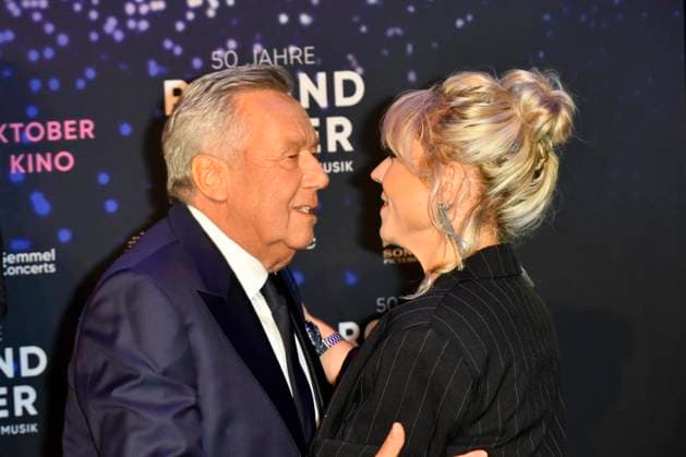 abb Roland Kaiser gives a band member a kiss on the red carpet at the world premiere of the movie 50 Jahre Roland Kaiser Ein Leben fuer die Musik at the cinema Cineplex on 16 10,2025 in Muenster NRW Germany