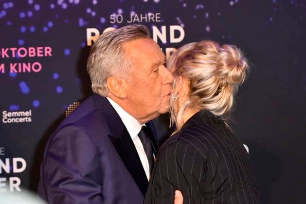 abb Roland Kaiser gives a band member a kiss on the red carpet at the world premiere of the movie 50 Jahre Roland Kaiser Ein Leben fuer die Musik at the cinema Cineplex on 16 10,2025 in Muenster NRW Germany