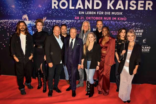abb Roland Kaiser with his band members of the Schlagersaenger on the red carpet at the world premiere of the movie 50 Jahre Roland Kaiser Ein Leben fuer die Musik at the cinema Cineplex on 16 10,2025 in Muenster NRW Germany