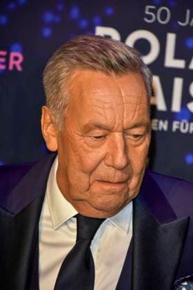 abb Roland Kaiser the pop singer on the red carpet at the world premiere of the movie 50 Jahre Roland Kaiser Ein Leben fuer die Musik at the cinema Cineplex on 16 10,2025 in Muenster NRW Germany