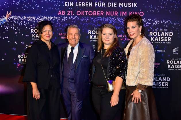 abb Roland Kaiser with his band members singers of the Schlagersaenger on the red carpet at the world premiere of the movie 50 years Roland Kaiser Ein Leben fuer die Musik at the cinema Cineplex on 16 10,2025 in Muenster NRW Germany